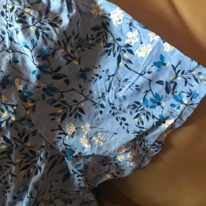 Blue floral pattern shirt sleeved top.